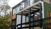 41.eiken houten veranda met glazen dak en balustrades