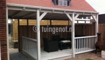 houten veranda met balustrades in kruisvorm en 2 soorten vlonders