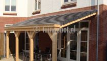 41.eiken houten veranda met glazen dak en balustrades
