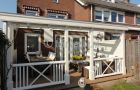 84.hardhouten veranda met zijkant en raamkozijn met glas