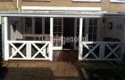54. hardhouten veranda met polycarbonaatplaten en hekwerk